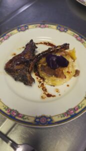 Côtelette d'agneau laquée miel-thym et son gratin dauphinois aux gousses d'ail